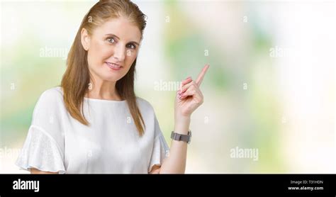 L Ge Moyen Plus Belle Femme Mature Fond Isol Avec Un Grand Sourire Sur Le Visage En Pointant