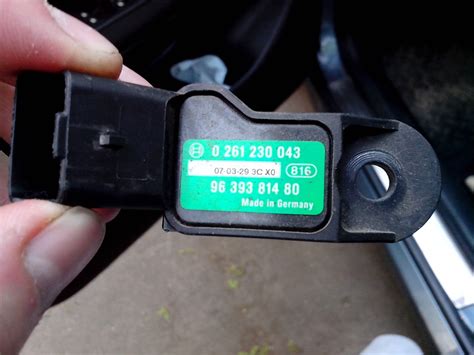 Где находится датчик абсолютного давления пежо 307