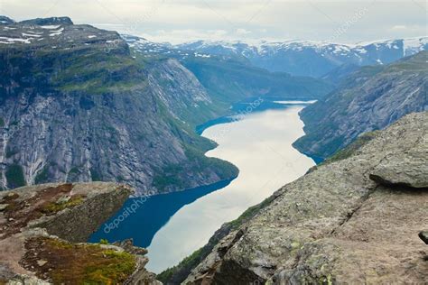 Una Imagen Vibrante Del Famoso Lugar De Senderismo Noruego Trolltunga