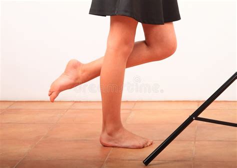 Pieds Nus Et Les Jambes D Une Petite Fille Sur Le Carrelage Image Stock