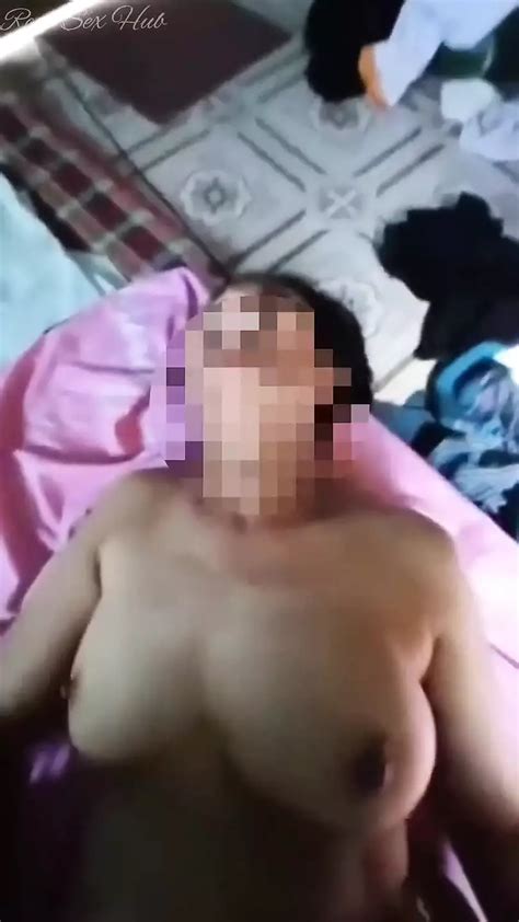 Une Femme De Ménage Baise à Poil Avec Son Propriétaire Dans Sa Chambre