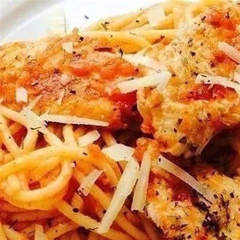 Спагетти с курицей в томатном соусе | Рецепты спагетти с курицей, Еда ...