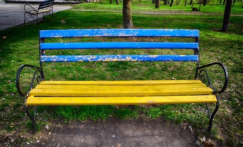 Premium Photo | Old wooden bench in the park