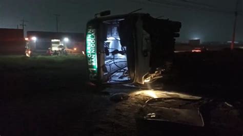 Bache provoca volcadura de camión de la Ruta 1 en Escobedo