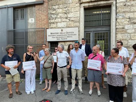 Il Flash Mob Pacifico Davanti Al Carcere Di Canton Mombello Giornale