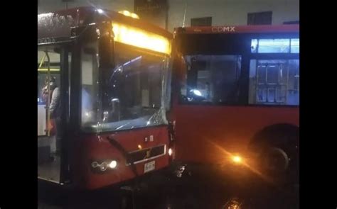 Choque de dos unidades del Metrobús deja cinco heridos