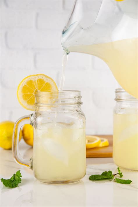 Easy Alcoholic Lemonade Cocktail (Spiked Lemonade) Recipe - Seasoned Sprinkles