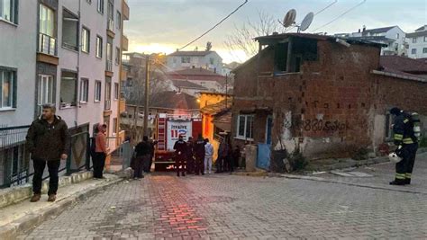 Gebze de gecekonduda çıkan yangın büyümeden söndürüldü Haberler