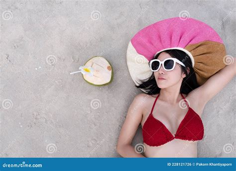 Mujer Sexy En Bikini Rojo Y Sombrero De Sol En La Playa Foto De Archivo Imagen De Hermoso