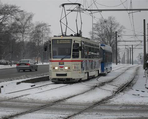 Tatra Straßenbahn vom Typ T6A2 mit Bildern von Zeitungsausschnitten