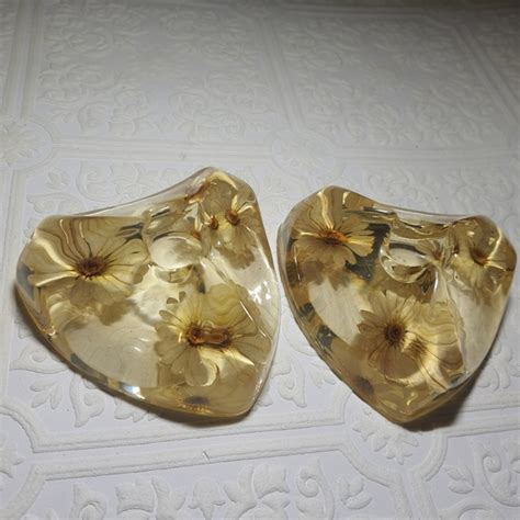 Unbranded Accents Vintage Pair Luctie Acrylic Resin Flower Triangle