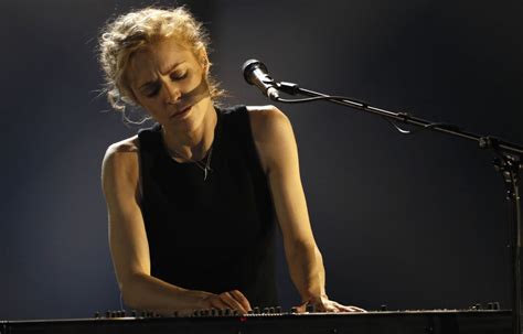 Agnes Obel Le Silence Et La Distance Le Devoir