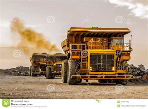 Camiones Volquete De La Explotación Minera Que Transportan El Mineral