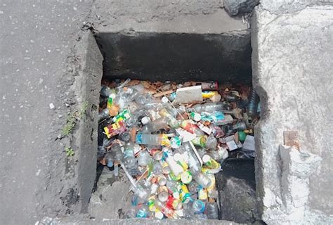 Warga Keluhkan Sampah Botol Bekas Sumbat Drainase Di Ternate