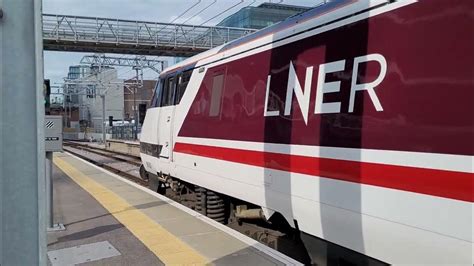 Class 91 Departing King S Cross Also Featuring A Class 180 Arriving Youtube