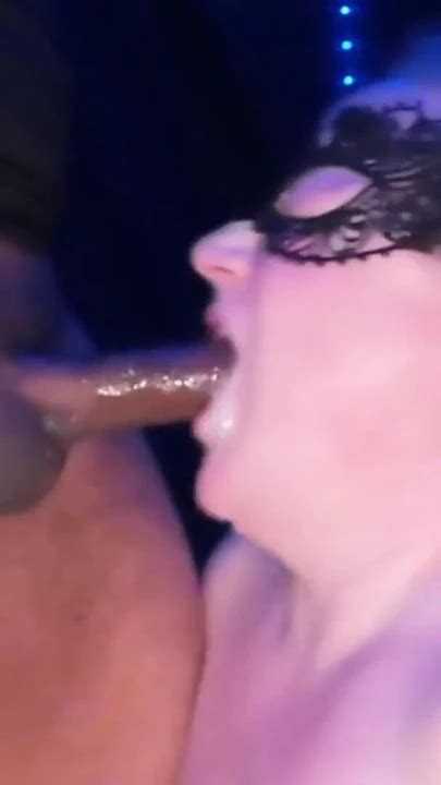 Moment mémorable de Une MILF célibataire très excitée suce la bite de sa coloc jusquà ce qu