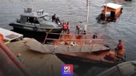 Balsa Vermelha Naufraga No Porto De Manaus