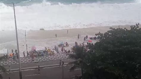 Mar Invade Orla Do Rio De Janeiro E Assusta Banhistas