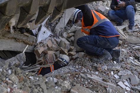 Terremoto Turchia Enne Salvato Dopo Ore Sotto Le Macerie