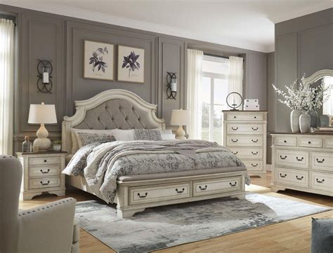 Realyn White Upholstered Panel Bedroom Set With Bench Footboard by