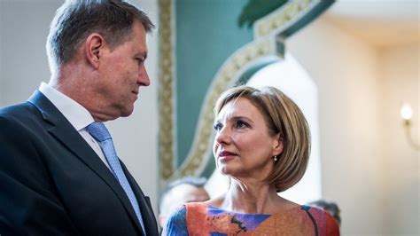 Carmen Iohannis Apari Ie Uluitoare La Bra Ul Lui Klaus Iohannis Ce