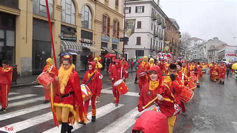 I Diavoli Aranceri A Piedi Carnevale Ivrea Youtube