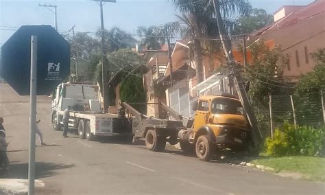 Caminhão derruba poste e deixa parte do bairro Paulista sem luz Tudo