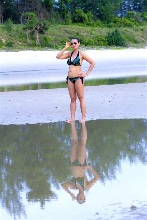 Bikini Del Negro Del Sex Symbol De La Mujer Con El Barco En La Playa