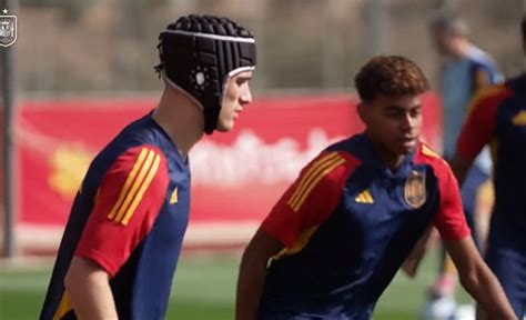 Gavi entrenó con un casco a lo Cech para proteger su oreja