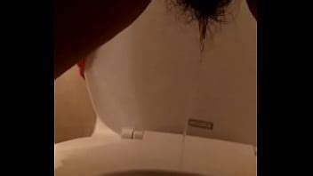 Panocha peluda en el baño meando XVIDEOS