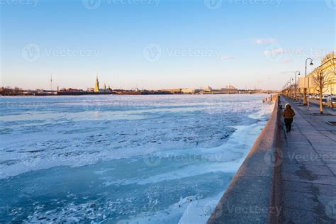 Dvortsovaya Embankment along frozen Neva river 11184966 Stock Photo at ...