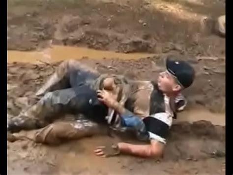 Sesso Gay In Una Foresta Di Fango Da Solo E Perso XVIDEOS