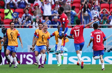 Costa Rica domina a Japón para mantener intensa la carrera