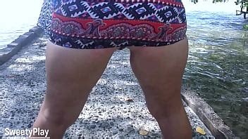 Orinando Al Aire Libre Debajo De La Falda Corta XVIDEOS