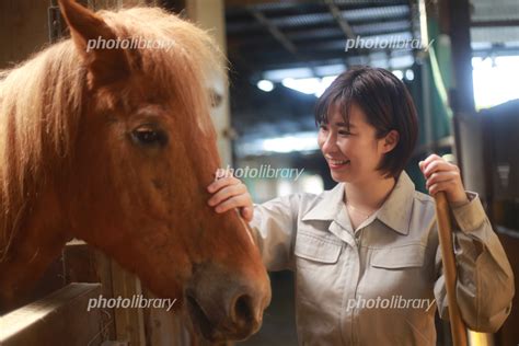 馬をなでる女性 写真素材 7086736 フォトライブラリー Photolibrary