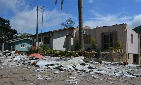 Fam Lia Precisa De Ajuda Para Reconstruir Telhado Arrancado Durante