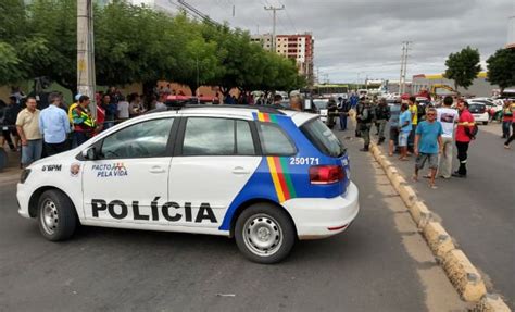 Homem é assassinado a tiros dentro de carro após parar em semáforo em