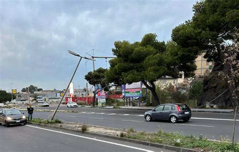 Circonvallazione Di Catania Palo Della Luce Pericolante