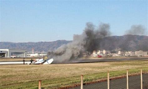 八尾空港：滑走路内で小型機炎上、4人死亡 写真特集612 毎日新聞