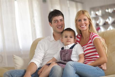 Familia Joven Feliz Que Usa Una Tableta En Un Hogar Moderno Para Jugar