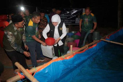 Gubernur Khofifah Distribusikan 10 Ribu Liter Air Bersih Untuk Atasi