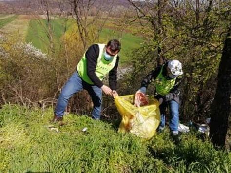 Voluntarii de la Mioveni acțiune de ecologizare de Ziua Pământului