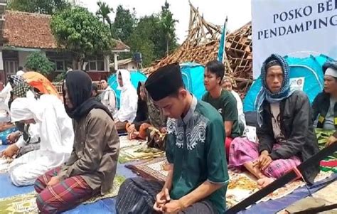 Terharu Korban Gempa Cianjur Salat Jumat Di Halaman Sekolah Ambruk