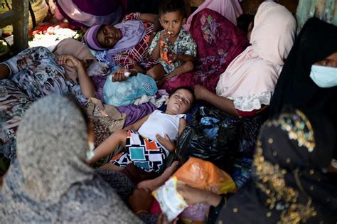 Hundreds more Rohingya refugees arrive in Indonesia's Aceh | Reuters