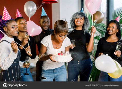 Riendo Grupo J Venes Amigos Africanos Celebrando Juntos Cumplea Os Una