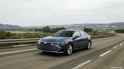 2019 Toyota Avalon Hybrid Limited | Front Three-Quarter