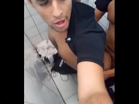 Dando o cu no banheiro do metro tem que aguentar quietinho pra não fazer barulho XVIDEOS