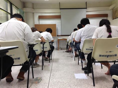 Sala De Ex Menes Con Estudiantes De Escuela Que Toman El Examen De