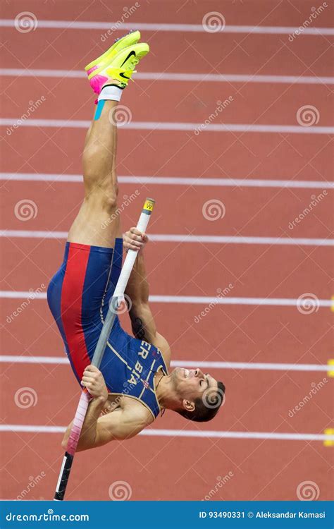 Atletismo Mihail Dudas Heptathlon Do Homem Salto Com Vara Foto