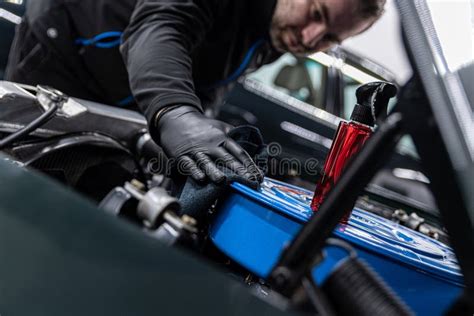 Le M Canicien De Voiture Ou Le Laveur De Voiture Nettoiera Le Moteur De